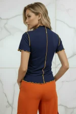 تيشيرت بياقة عالية مزينة بتطريز - Image 13