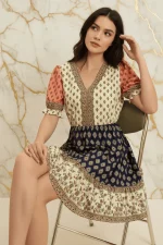 فستان قصير الأكمام بياقة على شكل حرف V من Spotted Mode بتصميم كلاسيكي - Image 3