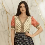 فستان قصير الأكمام بياقة على شكل حرف V من Spotted Mode بتصميم كلاسيكي