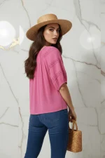 بلوزة فريدة بأكمام قصيرة - Image 6
