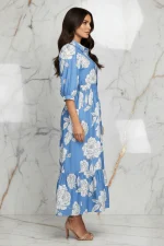 ⁦فستان أزرق سماوي مزين بالزهور⁩ - الصورة ⁦4⁩